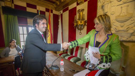 La nueva alcaldesa, Esther Bolado (PSOE) es felicitada por su antecesor, Diego Movellán (PP) en junio de 2015, en el pleno de constitución de la nueva corporación.