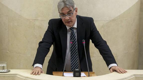 El diputado del PP Eduardo Van den Eynde, en el Parlamento de Cantabria.