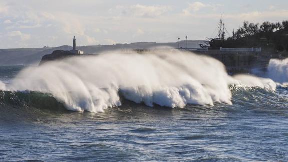 Así de embravecido está el mar este viernes por la mañana en El Sardinero.