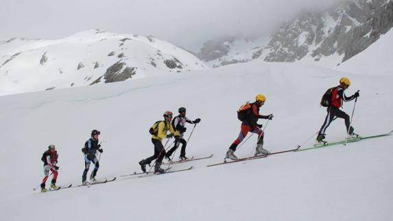 Un grupo de deportistas realizan una ruta por el Macizo Central de los Picos de Europa.