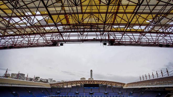 El estadio de Riazor y los efectos del temporal sobre su cubierta.