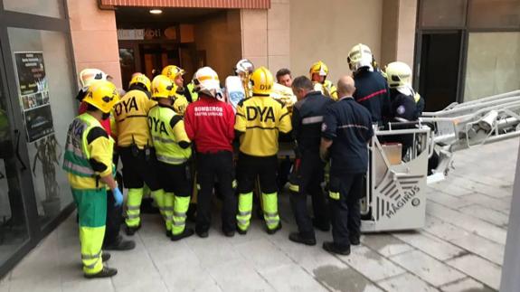 Los bomberos de Bilbao sacan a la mujer por la ventaja de su casa.