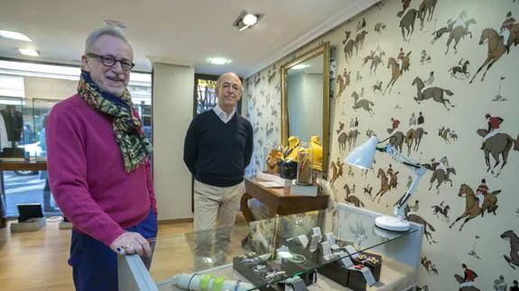 Claude Leyder y Juan Ortiz, en su tienda Filomena Joyas, de la calle Rualasal.