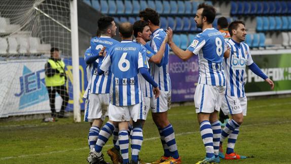 Los jugadores gimnásticos celebran un gol en la victoria del fin de semana ante el Revilla.