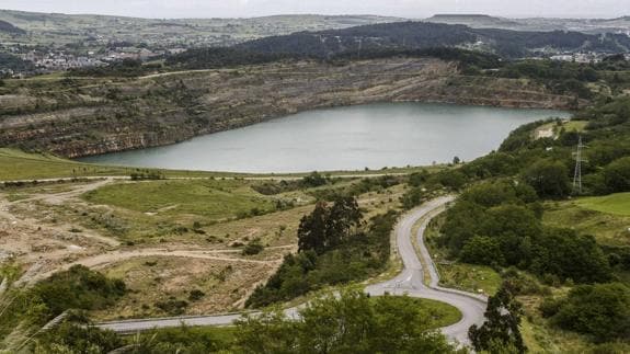 Lago artificial creado en el agujero que dejó la antigua mina de Reocín tras su cierre en 2003.