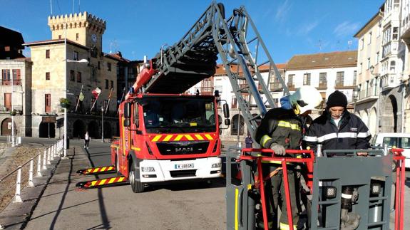 Imagen de la exhibición del camión autoescala que los Bomberos de Castro reclaman al Ayuntamiento.