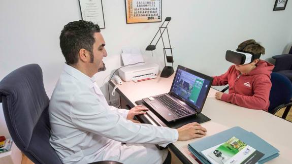El psicólogo Marcos Pérez realiza una consulta con el programa de simulación del aula para evaluar la atención de un niño. 