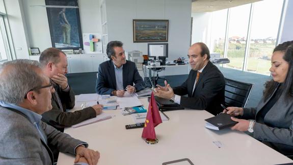 El consejero Francisco Martín, con el cónsul general de Marruecos en Bilbao, Kamal El Mahdaoui, ayer en la sede del Gobierno cántabro.