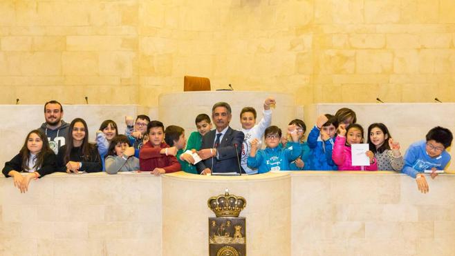 El presidente ha acompañado esta mañana a alumnos del colegio público Manuel Llano en su visita al Parlamento de Cantabria.