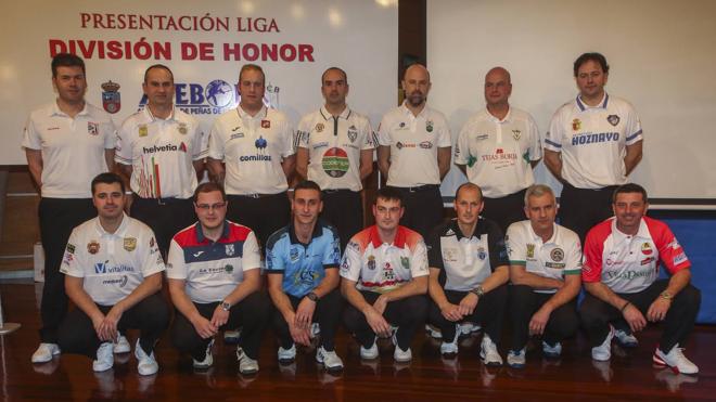 Los capitanes de las peñas. Arriba, Rubén Haya (Roper), Benito Fernández (C. Sampedro), Jonathan García (Comillas), Víctor de la Torre (Ribamontán), Rubén Rodríguez (Peñacastillo), Jesús Salmón (Borbolla) y F. Javier Ceballos (La Rasilla). Abajo, Óscar Cianca (Los Remedios), Rubén Samperio (Mali), Fernando de la Hoz (Gajano), Manuel Domínguez (Sobarzo), Isaac López (J. Cuesta), Alfonso González (Torrelavega) y José R. Pedrosa (Riotuerto). 