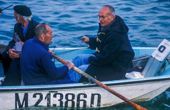 Mario Camus durante el rodaje de 'El color de las nubes', en Santander. 