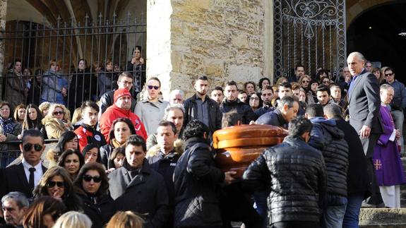 Imagen del funeral de Rubén F.A., celebrado esta tarde en la iglesia de Santa María de Laredo.