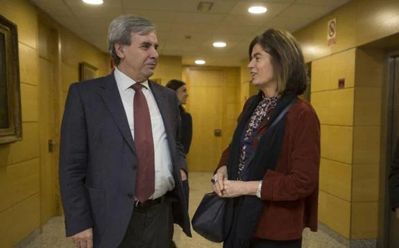 Rafael de la Sierra conversa con Carmen Sánchez Cortés, ayer tras el encuentro.