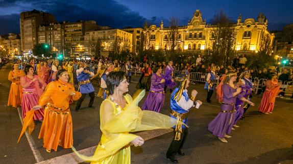 Más de mil personas y 17 comparsas en el Carnaval de Santander
