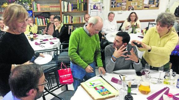 Reunión de socios en una de las muchas actividades que organiza el centro.