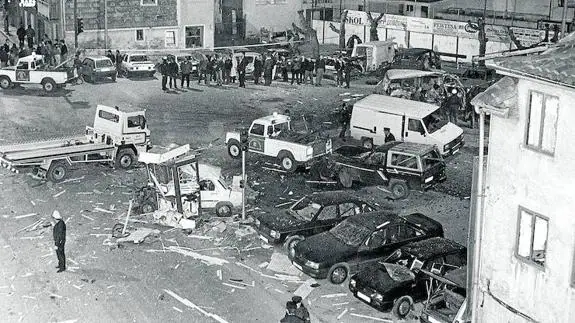 Fue el lugar elegido por los terroristas y así era hace 25 años. El cruce de La Albericia, aún sin rotonda y con los coches aparcados.