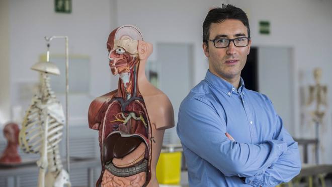 El cántabro Juan Martino, ayer, en el Departamento de Anatomía de la Facultad de Medicina de la Universidad de Cantabria.