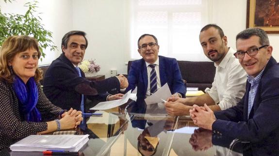 Ildefonso Calderón y José Manuel Cruz Viadero se estrechan la mano tras pactar los presupuestos municipales.
