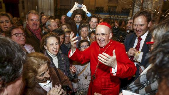 El cardenal Osoro durante una visita a Torrelavega.