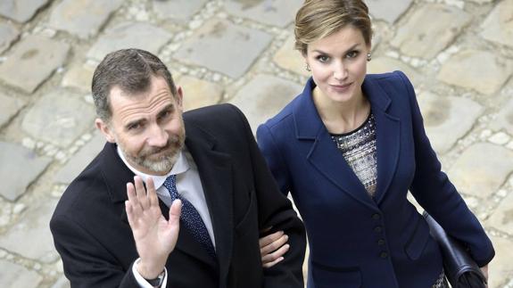 Los Reyes Felipe VI y Letizia saludan durante un viaje oficial. 