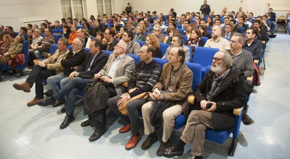 Profesores, alumnos, miembros de la Consejería de Educación y representantes sindicales y empresariales asistieron ayer a la I Jornada de Innovación en FP. 