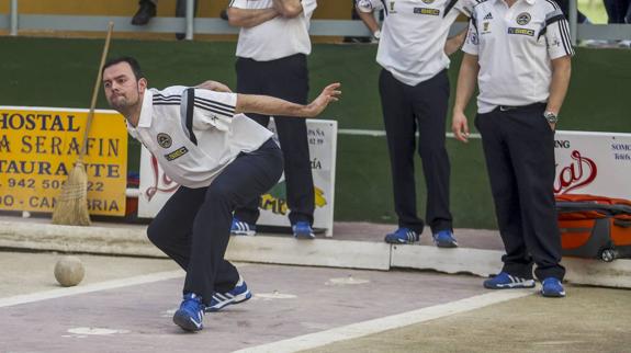 Gonzalo Egusquiza, al tiro con Torrelavega Siec, una de las peñas que inician esta tarde el curso bolístico en la fase previa de la Copa Apebol.