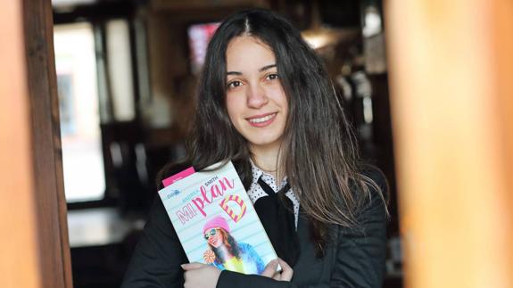 Andrea Herrero, en Cabezón de la Sal donde reside, con su libro ‘Mi plan D’.