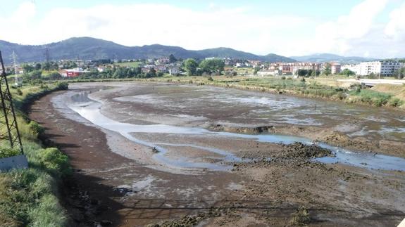 La Ría del Carmen de Camargo está contaminada con metales pesados fruto de la actividad industrial del entorno.