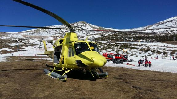 Helicóptero del 112 que ha evacuado al esquiador herido. 