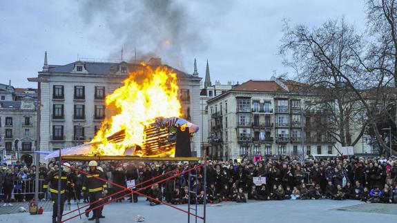 Un momento de la quema de la sardina en Santander, celebrado en la tarde de ayer en la plaza de Alfonso XIII.