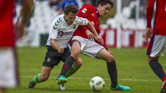 Beobide trata de robar el balón a un futbolista de Osasuna B.