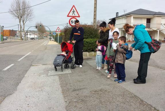 Los vecinos reclaman más seguridad en la recta de Cudón