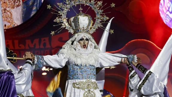 Borja Casillas (Drag Sethlas), vestido como una imagen de la Virgen María, con la que se coronó Drag Queen del carnaval grancanario.