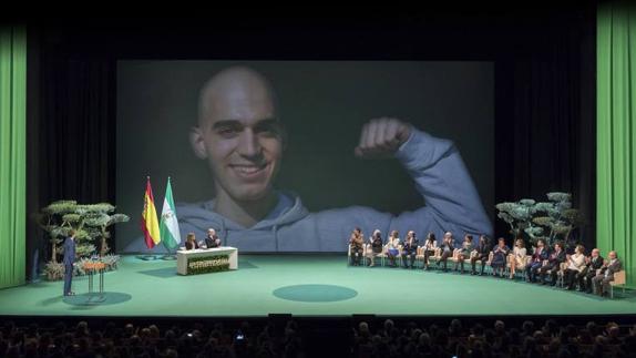 Pablo Ráez recibe el homenaje de los asistentes el pasado martes al acto oficial presidido por la jefa del Gobierno andaluz, Susana Díaz, con motivo del día de la comunidad.