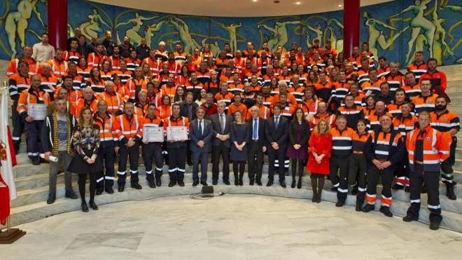 Los voluntarios de Protección Civil de las 47 agrupaciones que hay en la región posan con las autoridades a la conclusión del homenaje. 