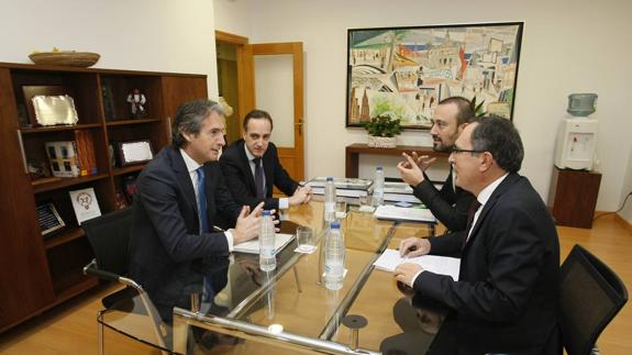 De izquierda a derecha, De la Serna, Ruiz, López Estrada y Cruz Viadero, durante su reunión de este viernes en Torrelavega.