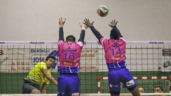 Hoster y Da Cruz intentan bloquear un remate de un jugador del Melilla en el partido que se disputó en Cabezón. 