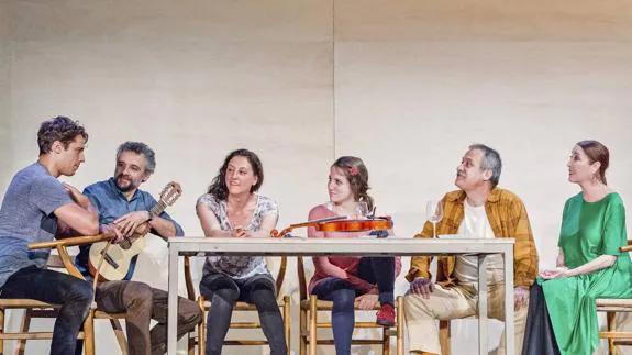 Martiño Rivas, Pau Dùra, Nuria Mencía, Camila Viyuela, José Ramón Iglesias y Verónica Forqué, en una escena de la obra.