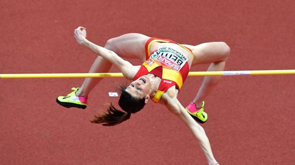 Beitia, en uno de sus saltos en el Kombank Arena de Belgrado, donde logró su sexta medalla en un Europeo de pista cubierta.