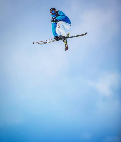 Un participante en la final de la Copa del Mundo de Sierra Nevada en 2013 ‘vuela’ sobre la pista de slopestyle ski.