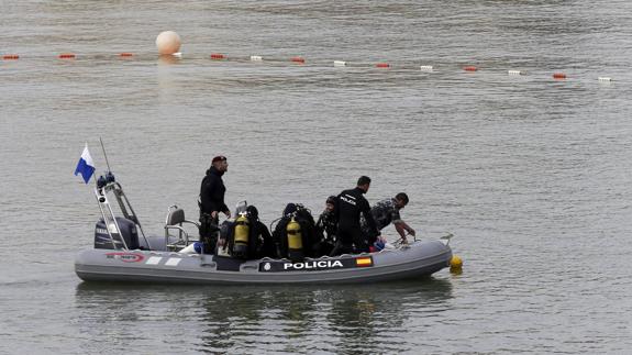 Los buzos durante las jornadas de búsqueda de Marta del Castillo en el Guadalquivir