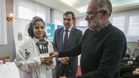 Elsa Olea recoge el premio de manos del director General de El Diario, Ignacio Pérez y el consejero de Educación, Ramón Ruiz.