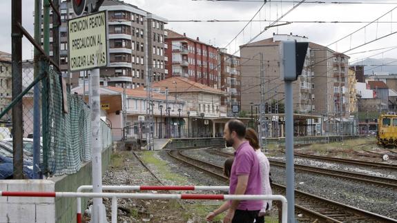 Vías del ferrocarril a su paso por el centro de Torrelavega.