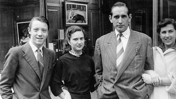 El escritor Miguel Delibes en Santander, durante una visita a la librería galería Sur de Manuel Arce.