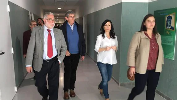 Ramón Ruiz, Ángel Díaz Munío, Cristina Sáez y Zara Ursiguía visitaron las instalaciones del nuevo instituto de Castro. 