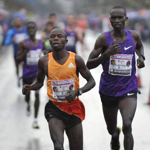 En primer término, Kapcheromit Cherop tira de Kiprui, ganador en los 10 kilómetros de Laredo de 2016.