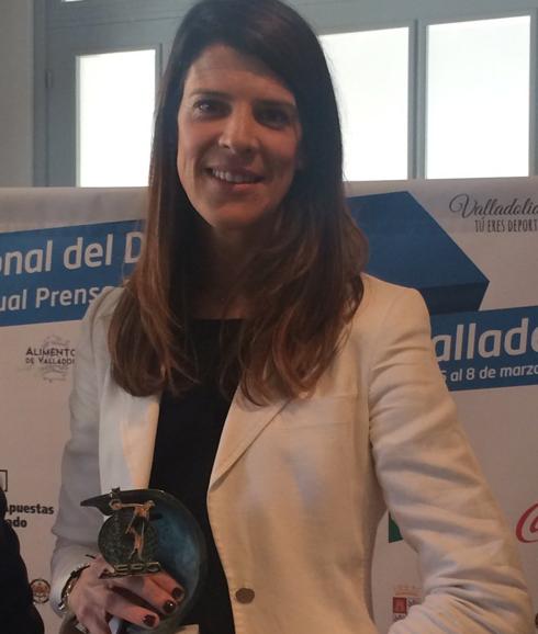 Ruth Beitia posa con el trofeo.