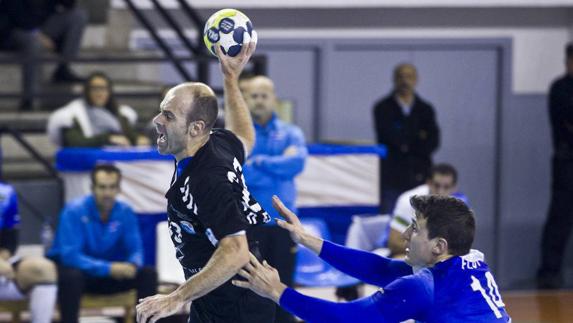 Óscar Río lanza a portería en un partido de esta temporada. 