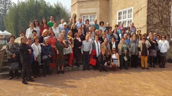 Participantes en la comida de hermandad con motivo del 25 aniversario de la Asociación Virgen del Moral. 