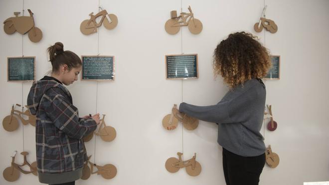 Las bicicletas realizadas por los alumnos se exponen el Centro Cultural Ramón Pelayo.